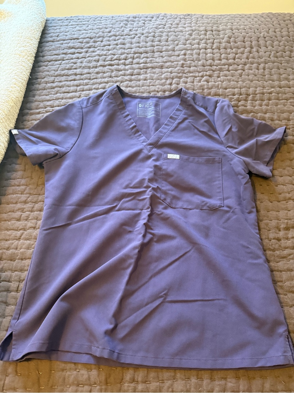 Figs Women’s Medium V-Neck Scrub Top and Joggers in Grape